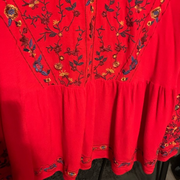 SOLD** Sz L Boho red embroidered floral details bell sleeve top. - Picture 7 of 10